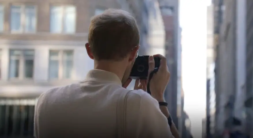 Vlogger capturing the city's essence